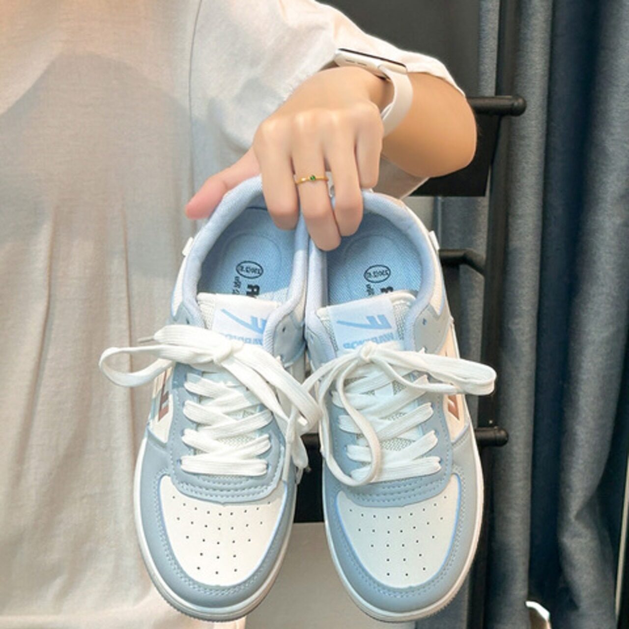 ペアルックノースカロライナブルー カップル向けホワイトスニーカー 